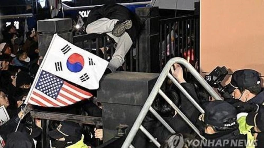 Сеул охватили многотысячные акции протеста, сторонники Юна штурмовали суд