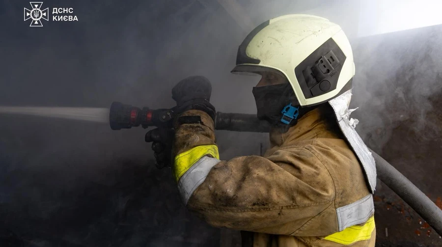 На Крещатике в Киеве загорелось офисное здание