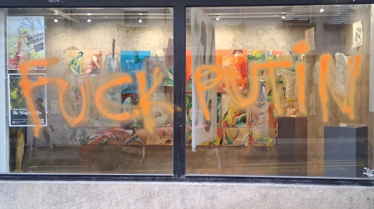 F*ck Putin: в Париже атаковали галерею, где работает вероятная дочь Путина