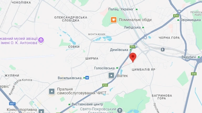 В Киеве прорвало сеть: под асфальт провалилось авто, движение ограничили 