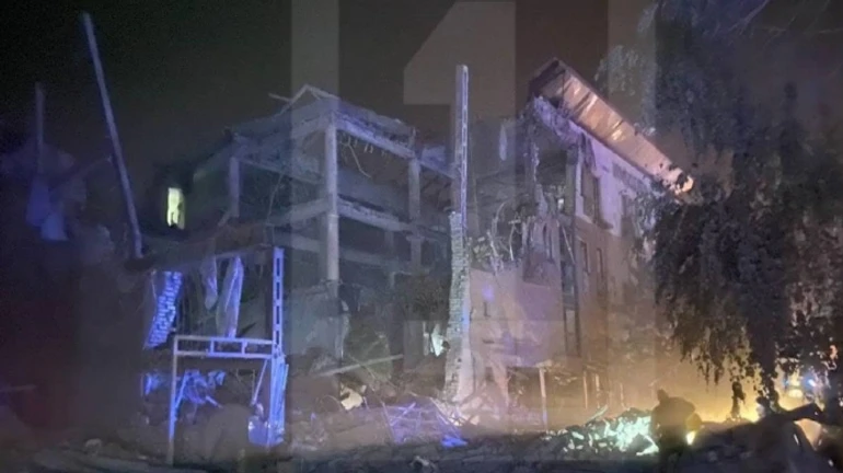 Russians hit hotel in Kryvyi Rih with ballistic missile, killing and injuring people – photos