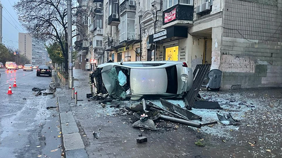 В Киеве легковушка врезалась в людей на остановке