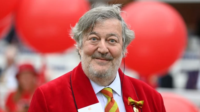 Stephen Fry arrives in Kyiv to host Olena Zelenska's summit 