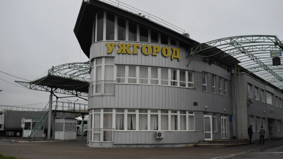 Пункт пропуску на кордоні зі Словаччиною зранку не працював: проблеми зі світлом