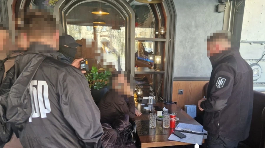 Обіцяв влаштувати на державну посаду за $10 тис. ДБР на гарячому затримало депутата облради