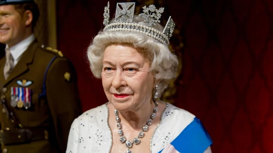 Королева Великобритании впервые появилась на публике в защитной маске