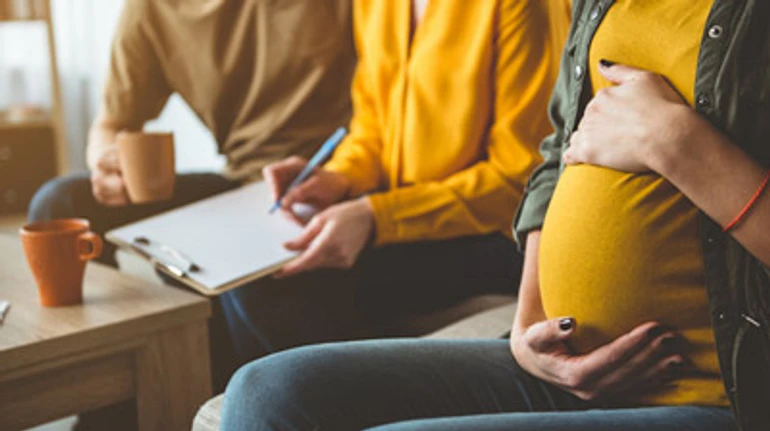 Сурогатне материнство в Україні: що з ним не так, і чи варто його заборонити