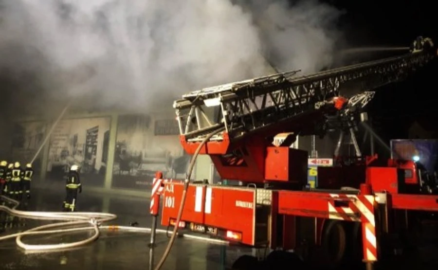 Поблизу Києва горів магазин меблів: гасили понад 40 рятувальників