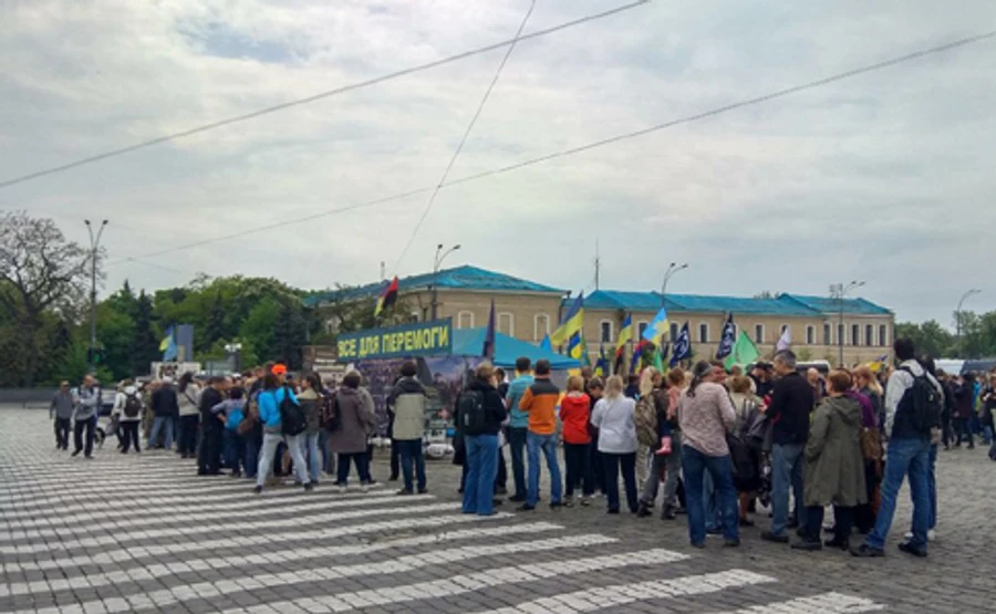 Геращенко обустроит свою приемную в палатке, которую Кернес хочет снести 