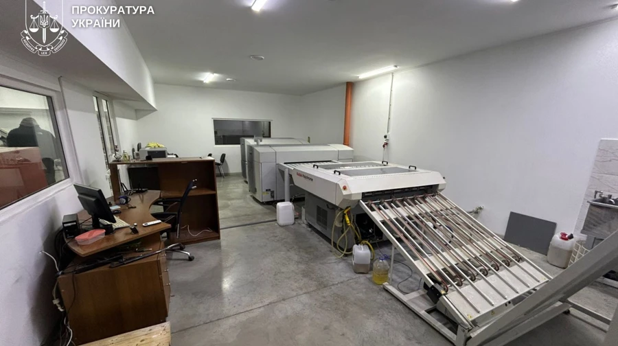 Вінниччанин наштампував 1,6 млн підробних марок Укрпошти, в тому числі Русскій корабль