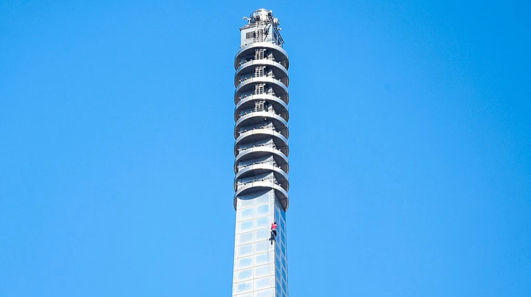 В Тайване американский скалолаз поднялся на один из самых высоких небоскребов планеты без страховки