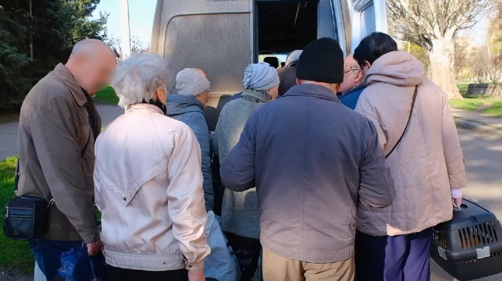 "It is unbearable to live here": nine people and their pets evacuated from frontline town – video