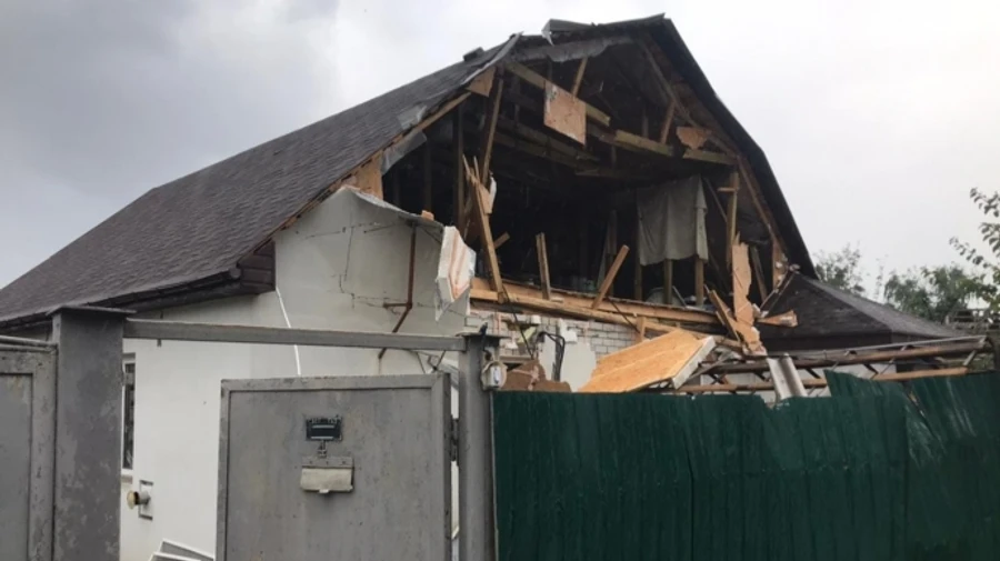 Россияне сбросили авиабомбу на Дергачи Харьковской области: пострадали 12 человек