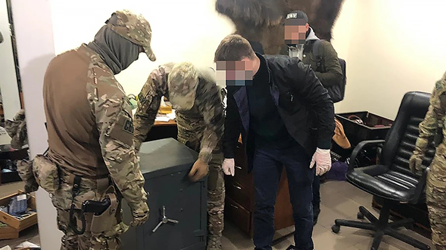 СБУ разоблачила оборотней, занимавшихся прослушкой и продажей оружия