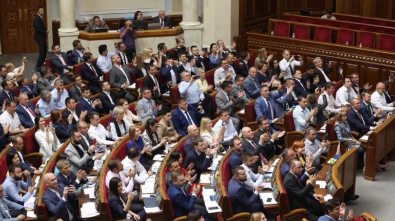 Стало відомо, хто з нардепів найбільше заробив у вересні