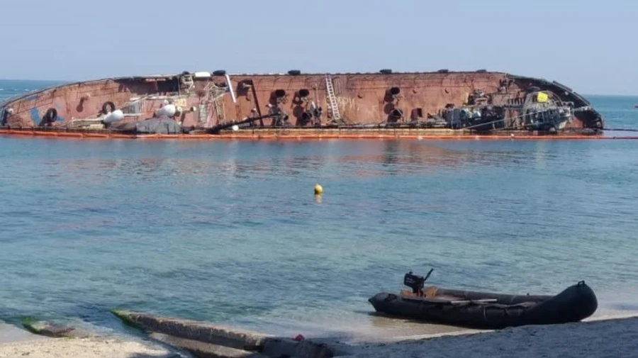 В Одесі дві спроби підняти танкер Delfi завершились невдало