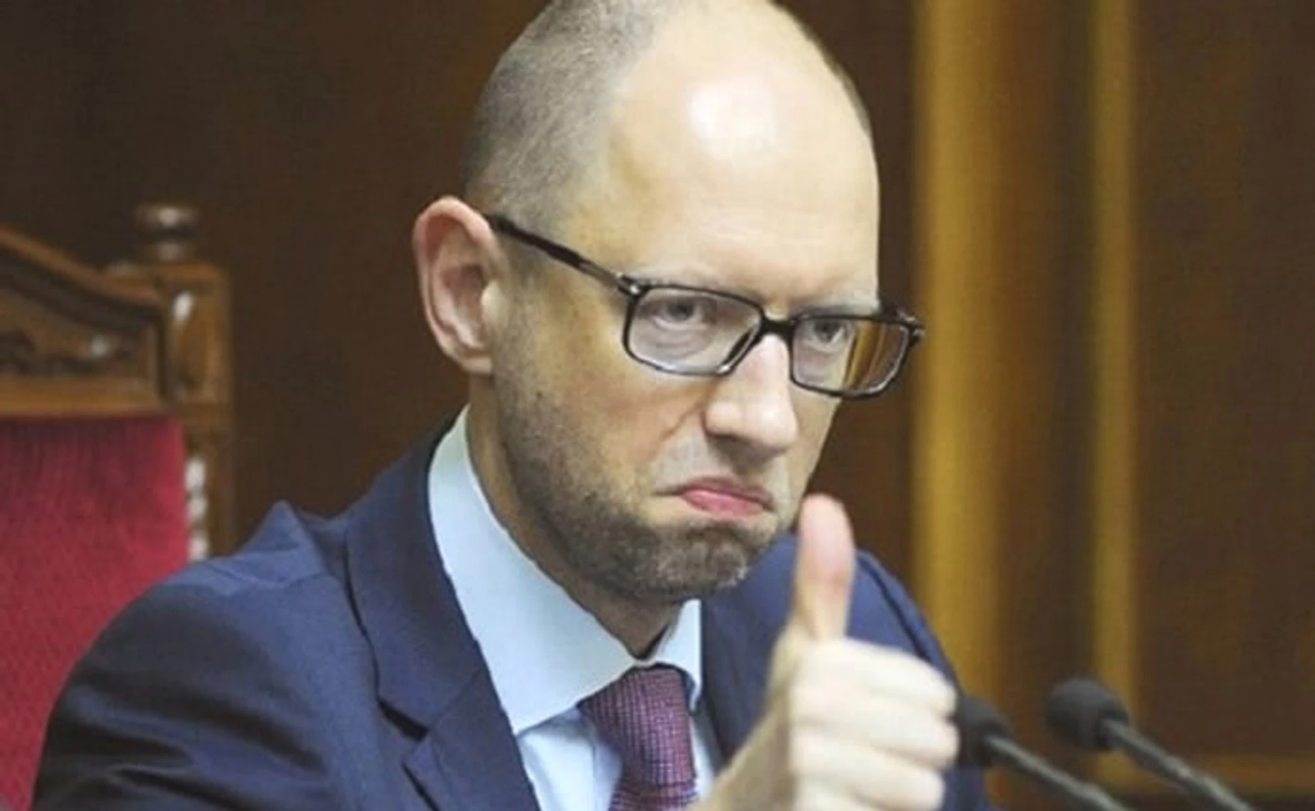 Втриматись за будь-яку ціну. Арсеній Яценюк розгортає боротьбу за крісло прем’єра