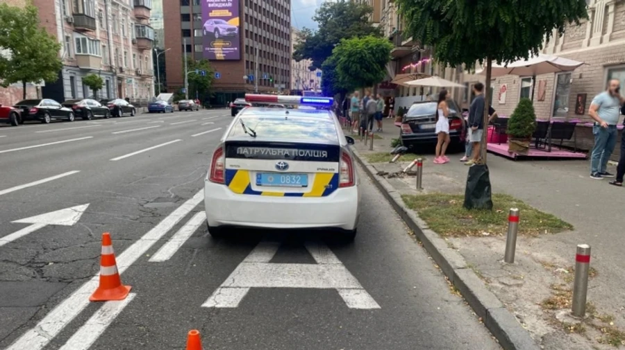 У Києві авто вилетіло на літню терасу кав’ярні: постраждала 28-річна жінка