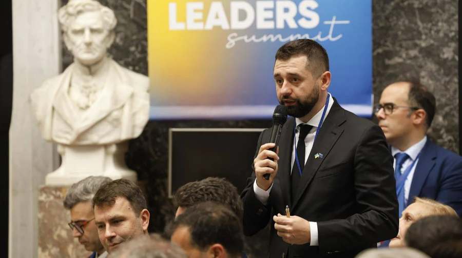 Арахамия предлагает рассмотреть возможность проведения выборов офлайн и онлайн