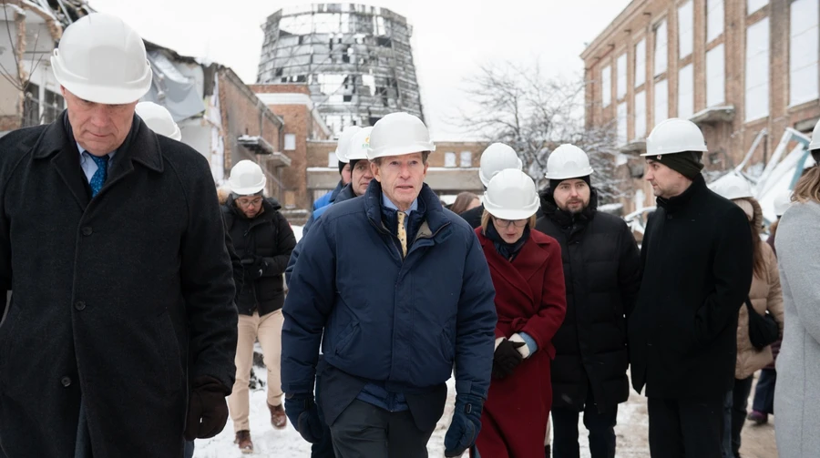 US senators visit Kyiv combined heat and power plant damaged by Russian strikes – photos