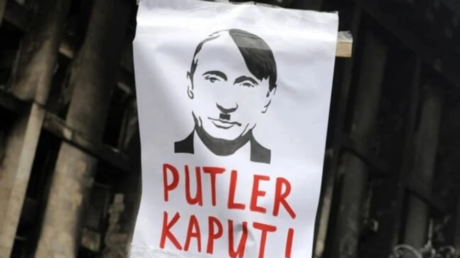 В России суд запретил мемы, которые сравнивают Путина с Гитлером