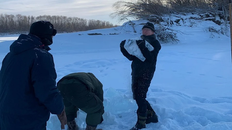 Hero of special military operation rewarded in Russia with firewood, ice and central heating
