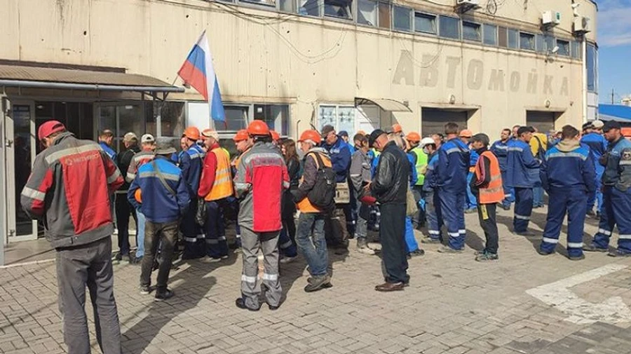 Invaders bring Russians in to vote in sham referendum in Mariupol