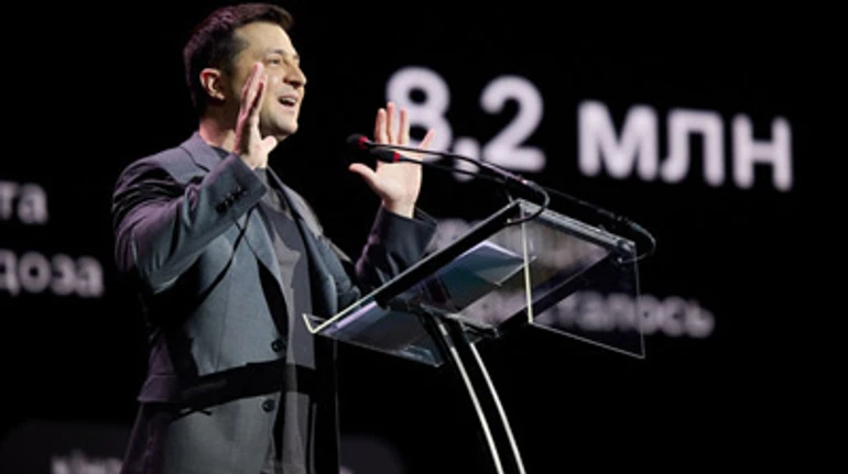 ЕБабуся и еДидусь: кому дадут бесплатные смартфоны и кто заплатит за аттракцион невиданной щедрости