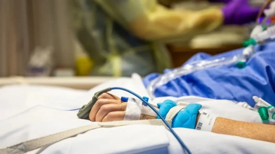 Науковці розповіли про смерть жінки, зараженої двома штамами Covid одночасно