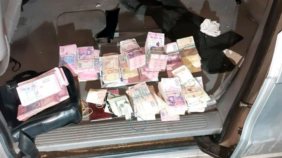 В Буче на горячем поймали воров, которые украли у мужчины сумку с 2 млн грн