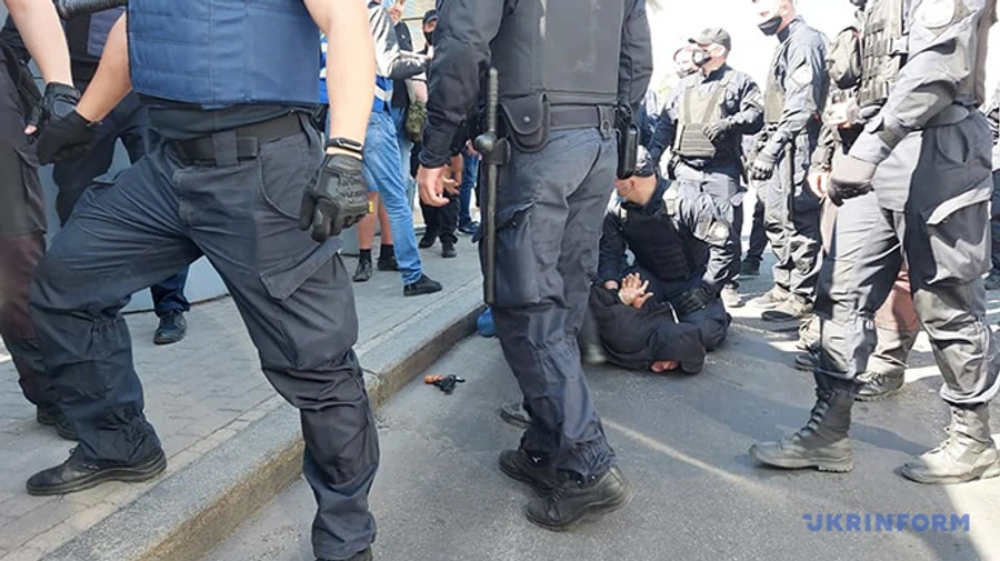 Під час Прайду в Запоріжжі радикал дістав зброю: ненавидить ЛГБТ