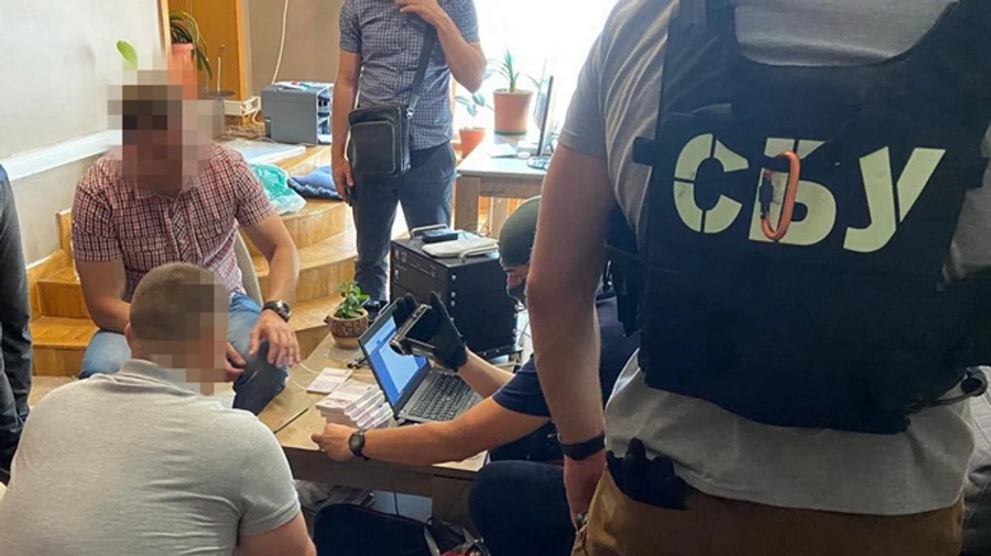 Група киян намагались продати спецзасіб для прослуховування мобільних