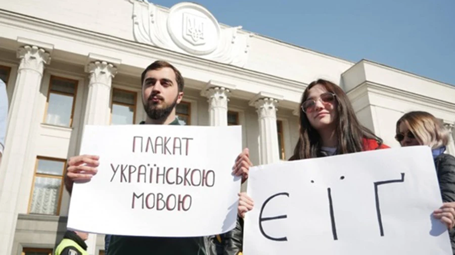 Треть украинцев заметили чуть больше украинского в своей жизни