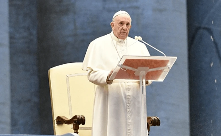 Папа молился о прекращении пандемии COVID-19 на пустой площади Ватикана