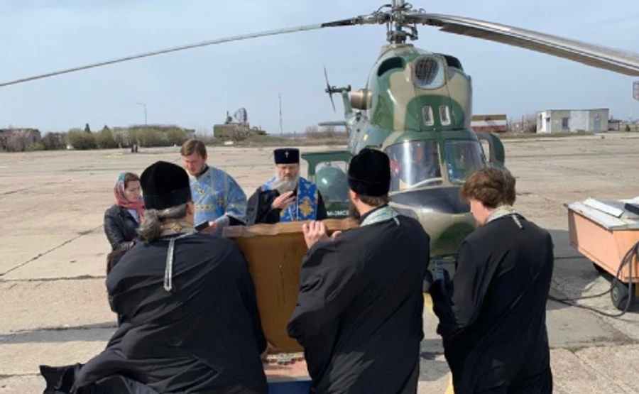 Священники УПЦ МП решили исцелить Запорожье от коронавируса молитвой с вертолета