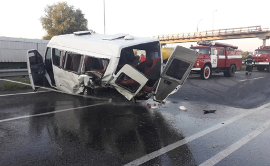 ДТП маршрутки і авто на Київщині: 2 загиблих, 13 травмованих