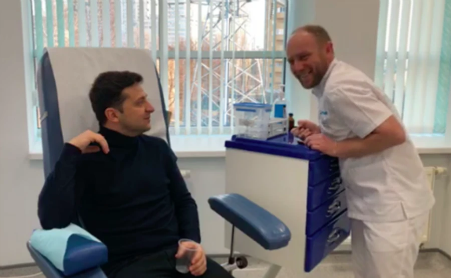 Кров у Зеленського брав масажист, який грав у Сватах – ЗМІ