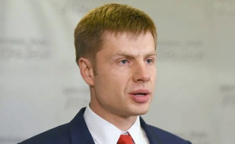 Нардеп Гончаренко дарит одесситам пакеты с шампанским и свечами