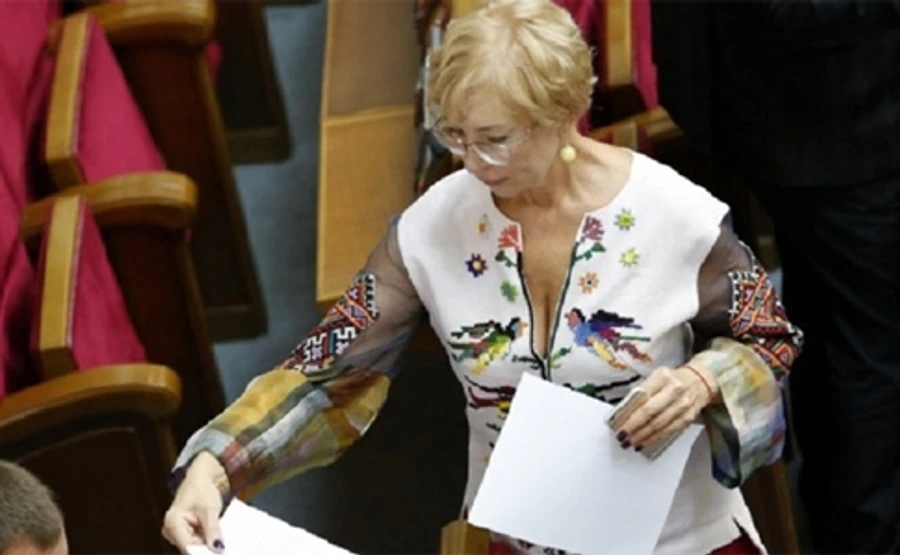 Рада лишила мандатов двух депутатов