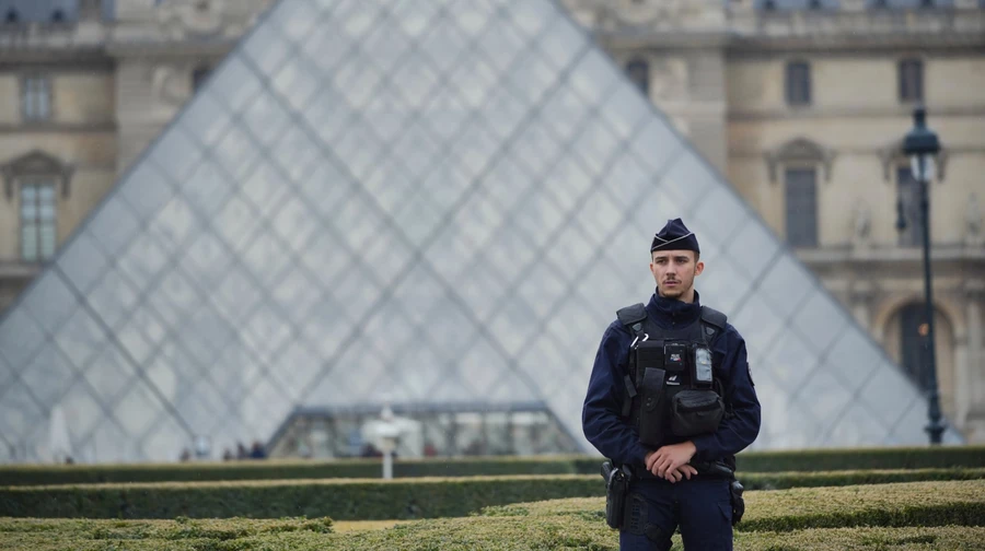 Пограбування у Луврі тривало 7 хвилин, а одну з коштовностей знайшли неподалік