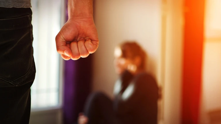 На Волыни пожизненно посадили отца, который три года насиловал двух малолетних дочерей