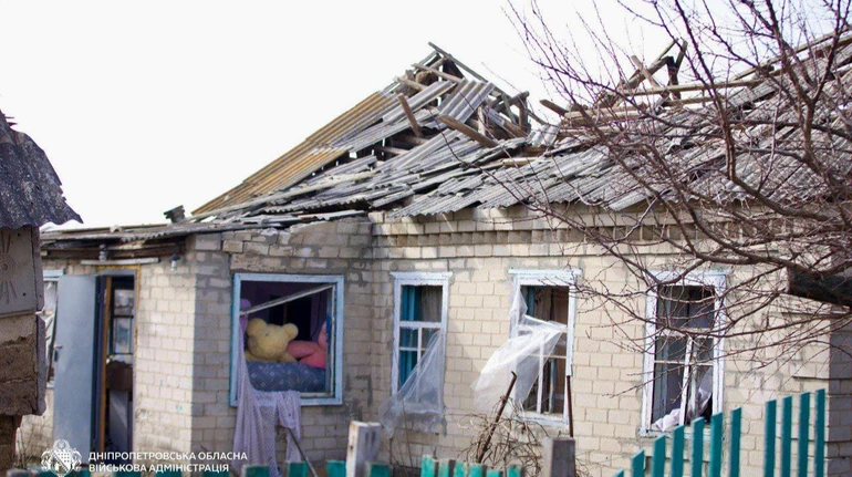 Окупанти вдарили по громаді на Дніпропетровщині: є загиблі й поранені, пошкоджена школа