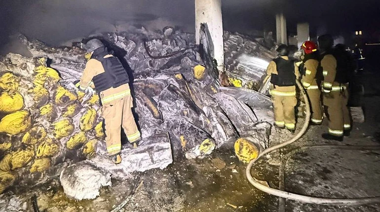 Ворожі дрони атакували один з портів Великої Одеси: пошкоджено приміщення та судно