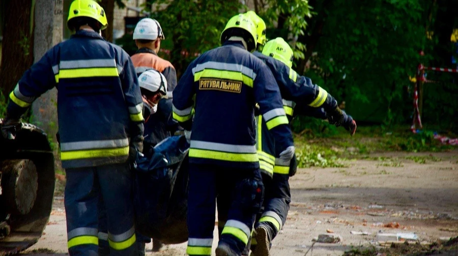 У Дніпрі завершили пошуково-рятувальну операцію: нічна атака РФ забрала життя 16 людей, 42 поранено