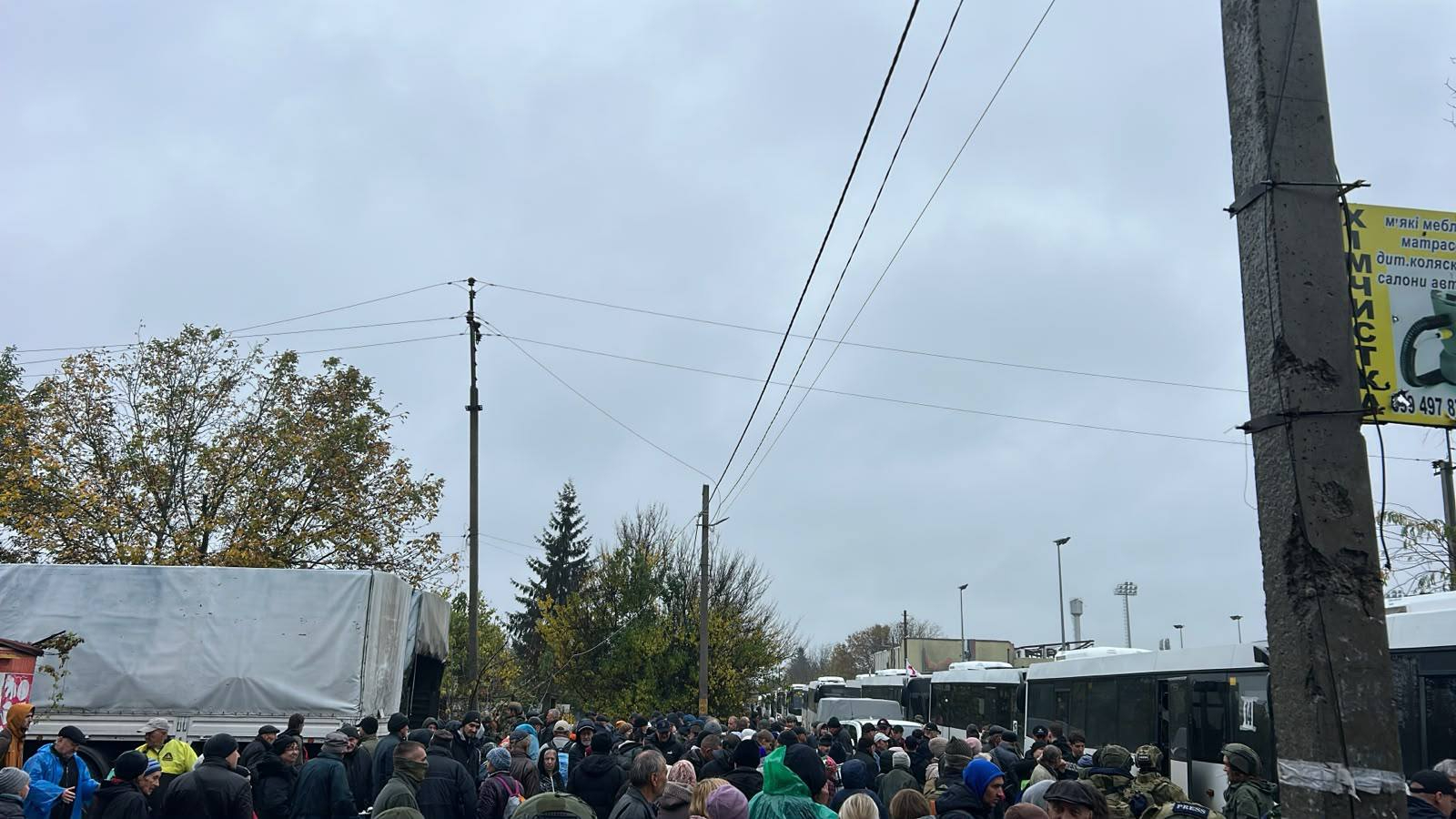 Лубінець: Мешканці з Олешків вже в дорозі, колони розділились, режим тиші триває