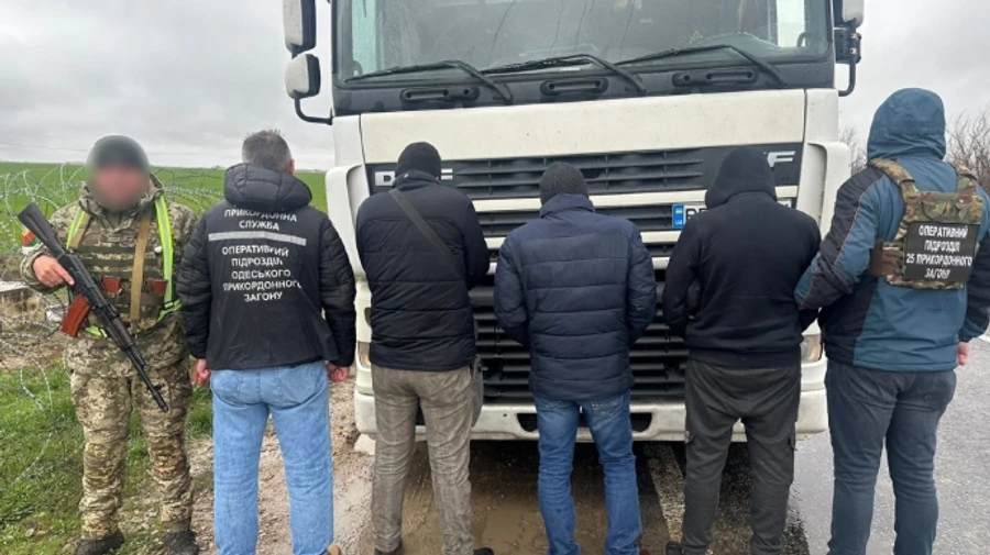 Чоловік намагався за 2700 доларів втекти до Молдови у ящику для білизни