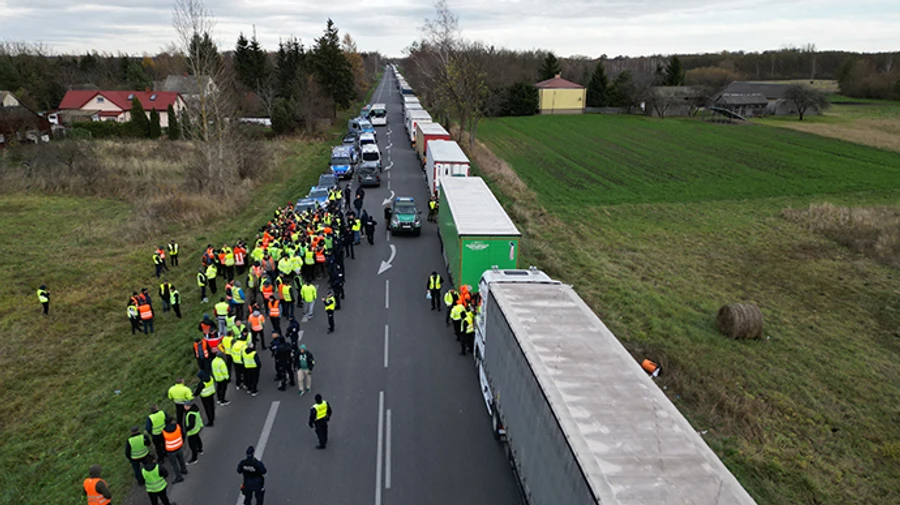 Almost 3,000 trucks stuck queuing on border with Poland