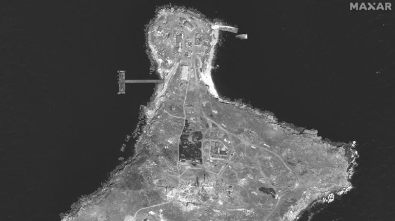 Обнародованные спутниковые снимки разрушений на Змеином после обстрела ЗСУ