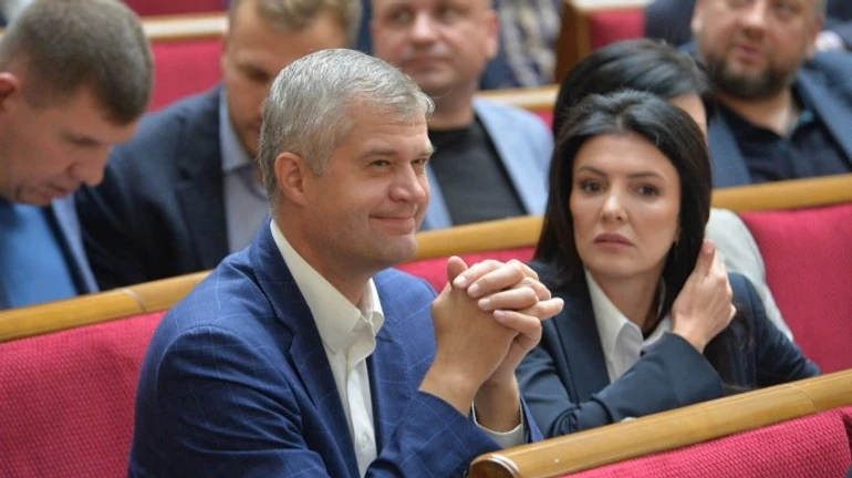 Рада решила работать, пока не проголосует закон об олигархах