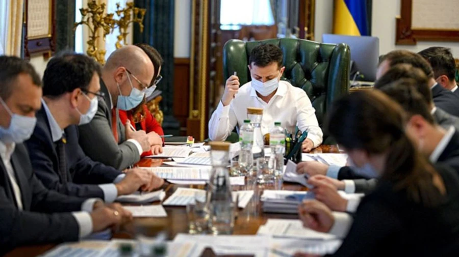 Украинцы стали лучше оценивать ситуацию в стране и Зеленского